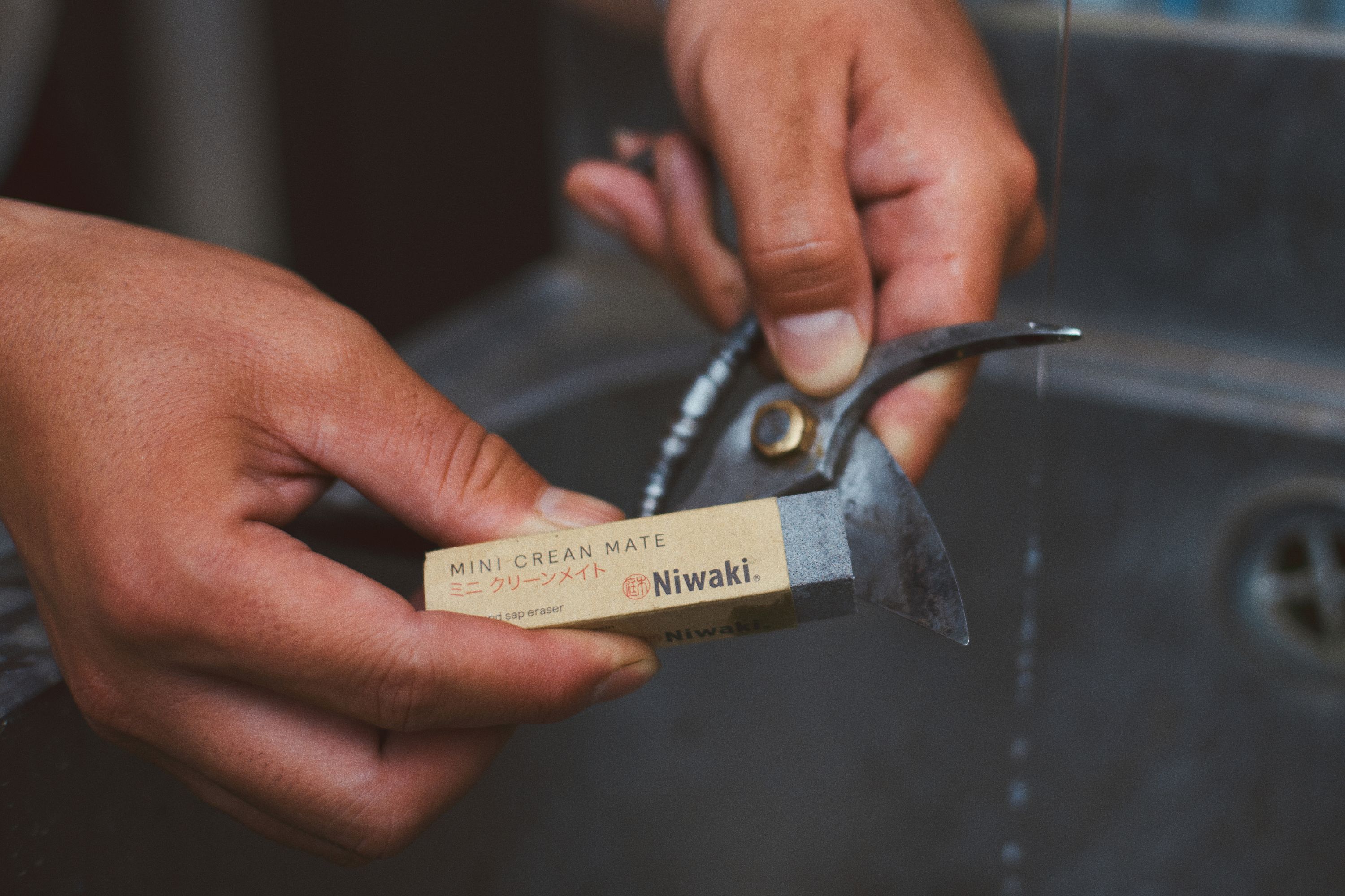 Niwaki Mini Clean Mate in action: just add water and elbow grease