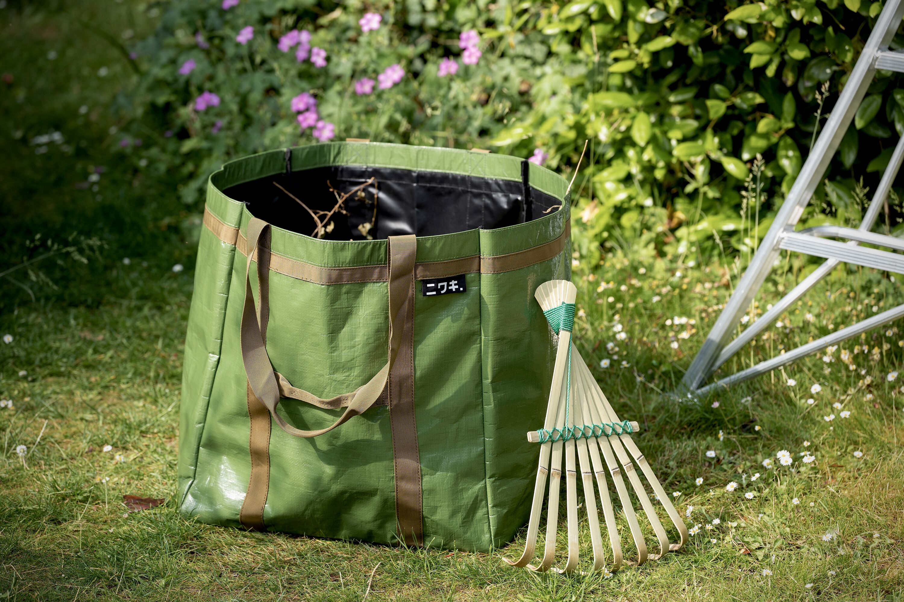 Niwaki Leafbag with Bamboo Hand Rake 2